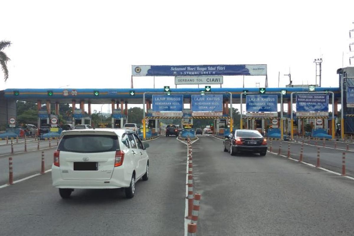 Kondisi lalu lintas sepanjang jelang Lebaran di Gerbang Tol Ciawi, Jawa Barat, Minggu (24/5/2020).