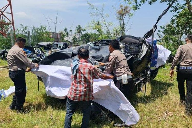 Personel Satlantas Polres Pijay menutup mobil rombongan Pj Bupati Aceh Timur dan diamankan di Kompleks Pos Satlantas Polres Pijay, Rabu (8/3/2023). 

