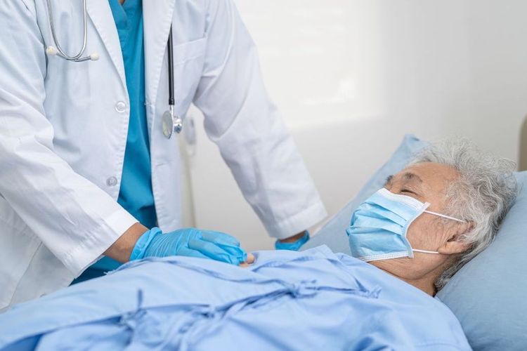Ilustrasi pneumonia pada lansia. Pneumonia akibat campak bisa berkembang cepat dan berakibat fatal, terutama jika gejalanya tidak dikenali sejak awal.