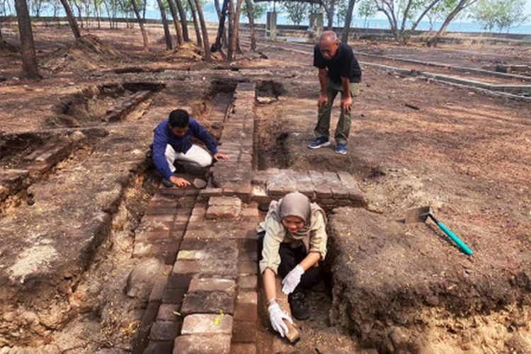 Peneliti Arkeologi melakukan penggalian benda bersejarah di Pulau Onrust, Kepulauan Seribu, DKI Jakarta.