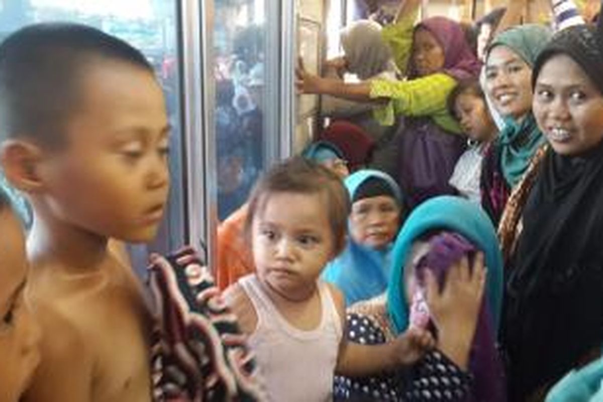 Penumpang Commuter Line jurusan Tanah Abang-Maja berdesak-desakan dan anak-anak kecil kepanasan. Kereta baru diberangkatkan setelah menunggu selama satu jam lebih karena terjadi antrean, Selasa (16/6/2015).