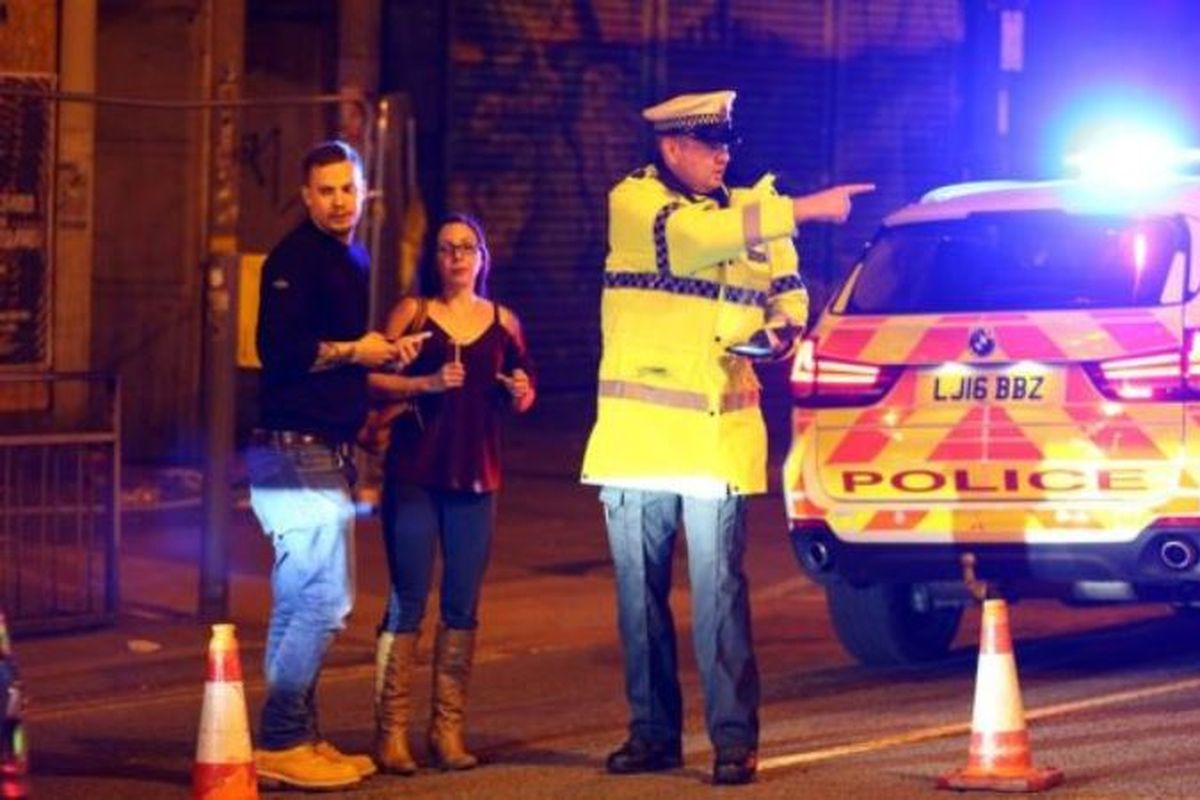 Seorang polisi sedang mengamankan situasi usai ledakan di sekitar lokasi konser Ariana Grande di kota Manchester, Inggris, Senin (22/5/2017) malam.