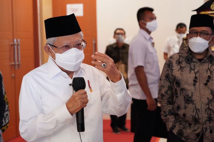 Wakil Presiden Ma'ruf Amin memberikan keterangan pers setelah menghadiri acara  peringatan haru ulang tahun Konfederasi Sarikat Buruh Muslim Indonesia di Sidoarjo, Jumat (30/9/2022).