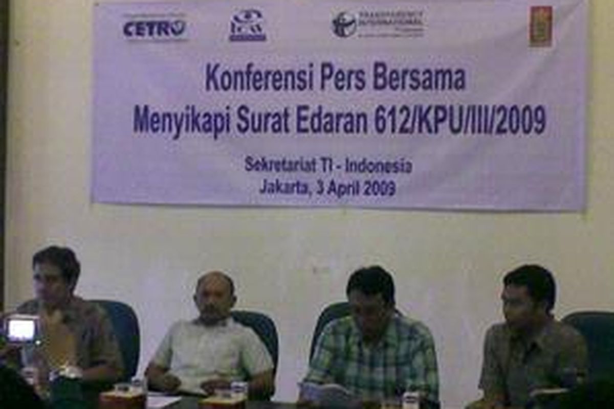 Konferensi pers bersama CETRO-ICW-TII menyikapi surat edaran KPU tentang petunjuk teknis audit pelaporan dana kampanye, Jumat (3/4), di Jakarta