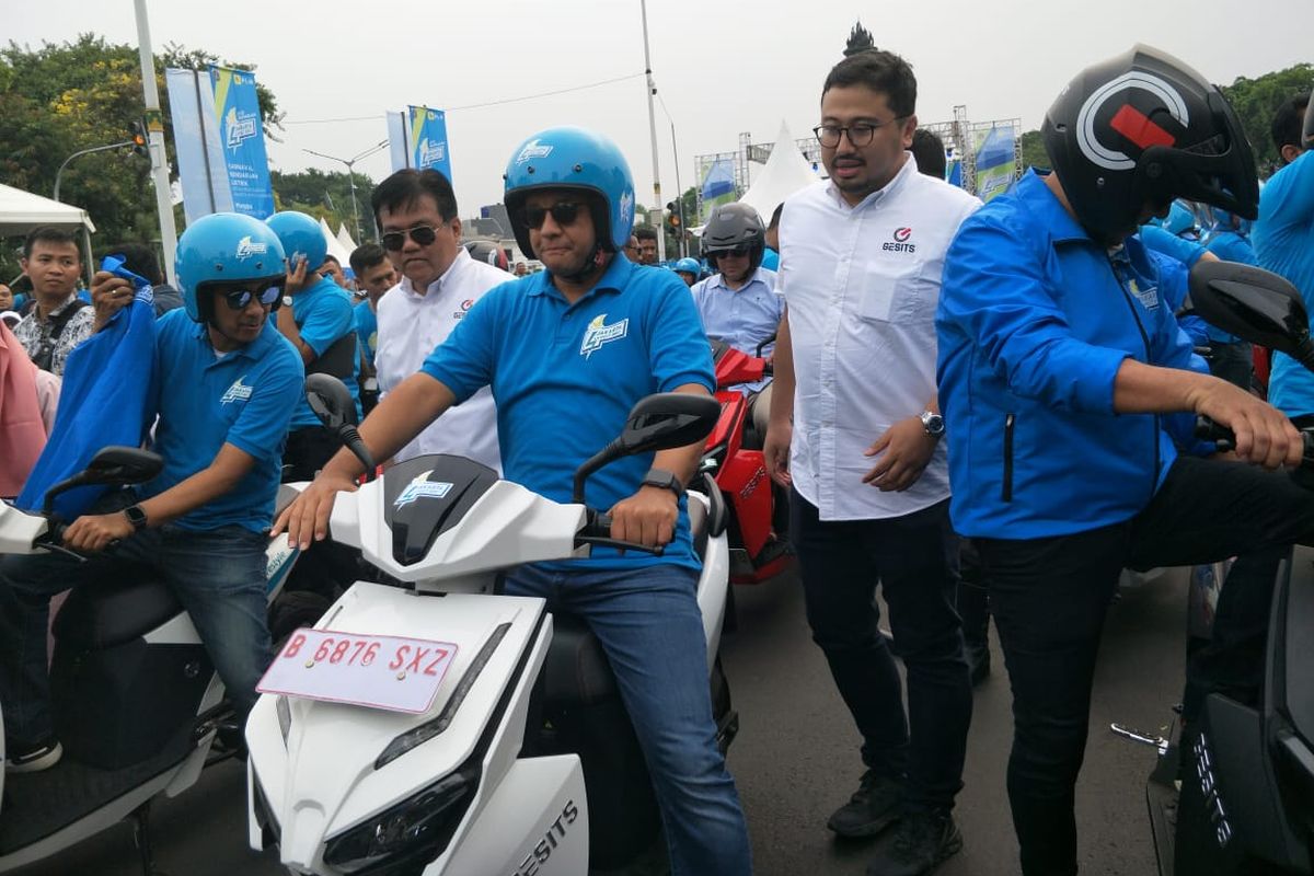 Gubernur DKI Jakarta Anies Baswedan saat mengendarai kendaraan listrik di Bundaran Senayan, Jakarta, Minggu (27/10/2019).