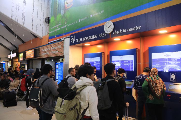 Penumpang tengah mengantre di check in counter Stasiun Bandung. 