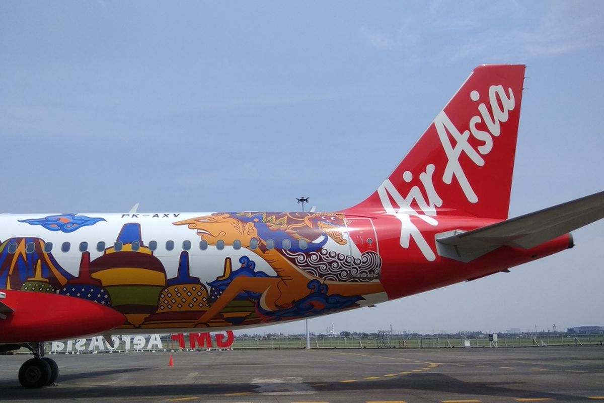 Pesawat AirAsia Indonesia bertipe Airbus 320 dengan gambar bertema pariwisata dan budaya Indonesia berupa Candi Borobudur, Gunung Bromo, dan Wayang serta logo Wonderful Indonesia dipamerkan di area Garuda Maintainance Facilities (GMF) Aeroasia, Banten, Rabu (13/9/2017). 