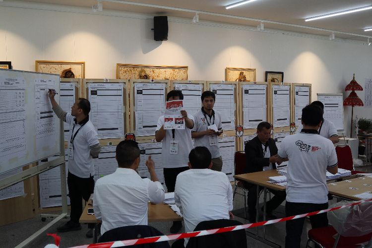 Suasana penghitungan suara Pemilu 2019 di KBRI Kopenhagen, Denmark, pada Rabu (17/4/2019). Jadwal penghitungan suara Pemilu 2024 di luar negeri.