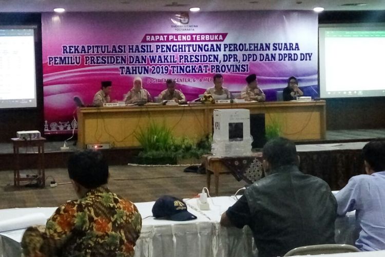 Proses rapat pleno rekapitulasi tingkat Provinsi DIY di JEC, Jumat (10/05/2019)