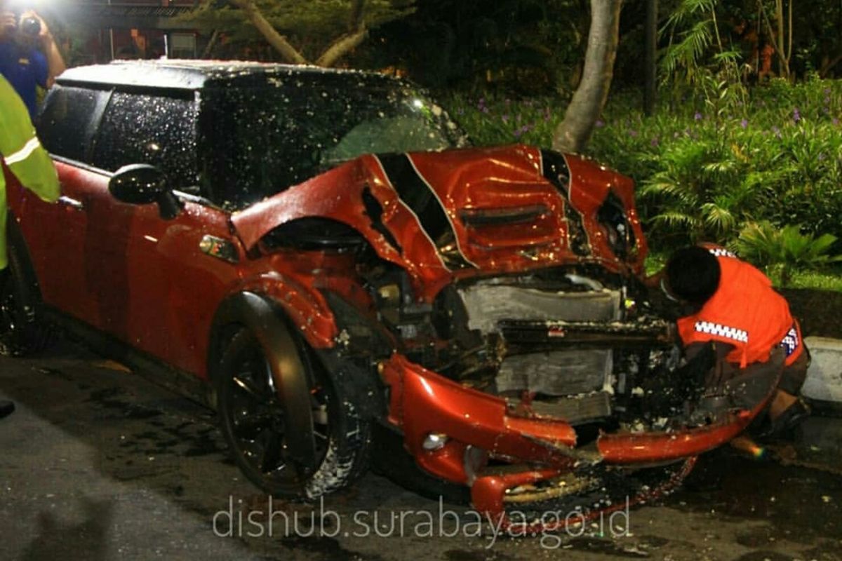 Sedan Mini Cooper yang rusak setelah terlibat dalam kecelakaan yang terjadi di Jalan Ahmad Yani, tepatnya tak jauh dari Taman Pelangi, Surabaya pada Sabtu (23/12/2017) 