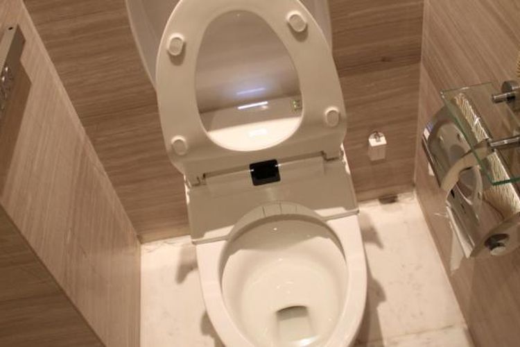 Harga toilet ini setara 3.000 dollar AS atau setara Rp 35,2 juta per unit. Dapat dilihat di kamar Hotel Kerry di Beijing, Nicolas Carlson, penulis BusinessInsider, bersaksi bahwa toilet ini paling maju dalam sejarah peradaban manusia.