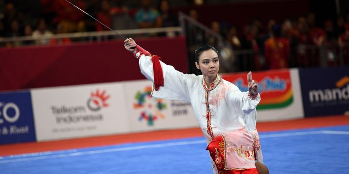 Atlet Indonesia Lindswell beraksi pada nomor Taijijian Putri Wushu Asian Games 2018 di JIExpo, Kemayoran, Jakarta, Senin (20/8/2018). ANTARA FOTO/INASGOC/Ismar Patrizki/nak/18.