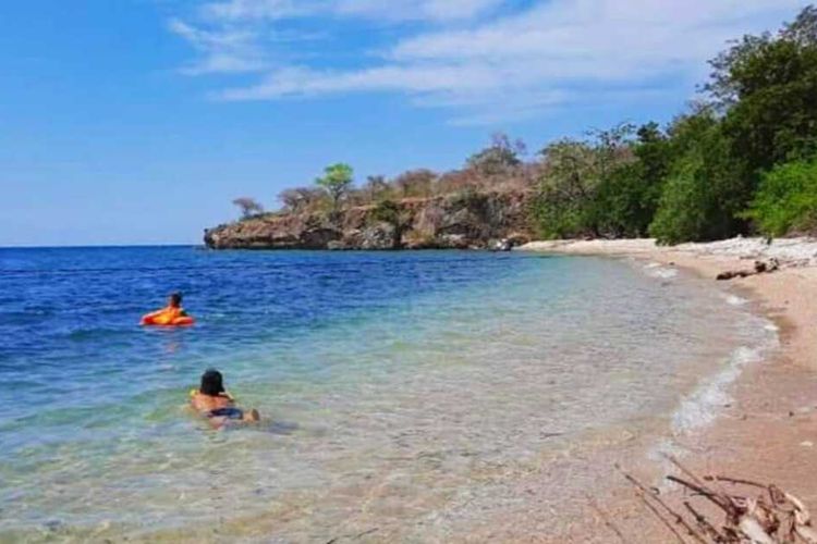 Berapa foto Pantai Sori Nehe, wisata tersembunyi dipesisir utara Kota Bima yang belum dijamah.