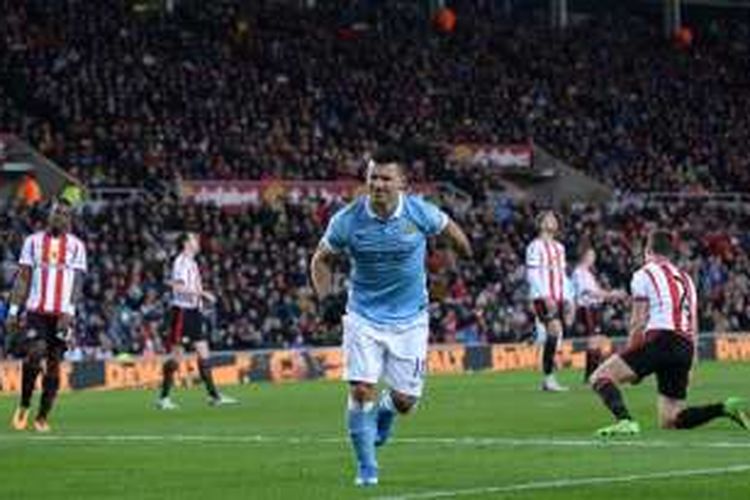 Sergio Aguero merayakan gol Manchester City ke gawang Sunderland pada lanjutan Premier League di Stadium of Light, Selasa (2/2/2016).