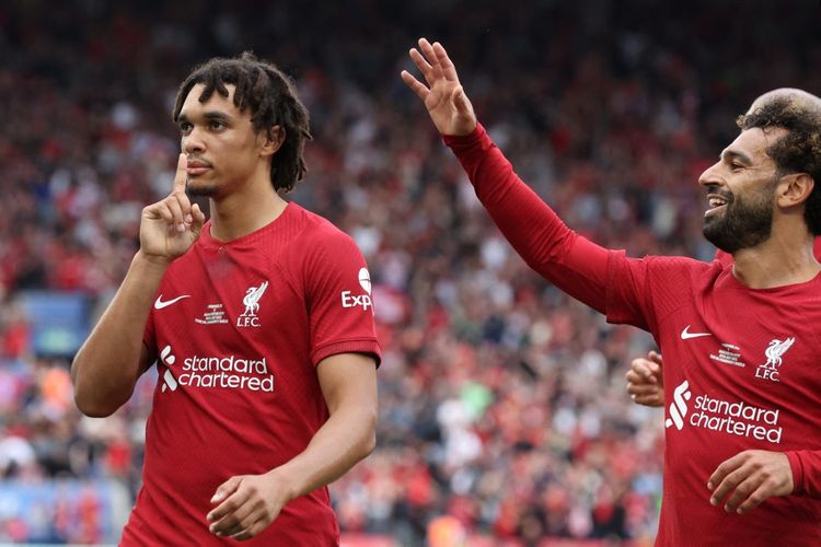 Pemain-pemain Liverpool, Trent Alexander-Arnold dan Mohamed Salah, merayakan gol ke gawang Manchester City di laga Community Shield di Stadion King Power, Leicester, pada Sabtu (30/7/2022). Terkini, Trent Alexander-Arnold akan membela Liverpool melawan Tottenham Hotspur pada pekan ke-34 Liga Inggris 2022-2023 di Stadion Anfield, Minggu (30/4/2023) malam WIB.