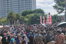 Saat Jokowi Dikerubungi Masyarakat Tinggalkan Istana Menuju Halim Naik Maung Garuda