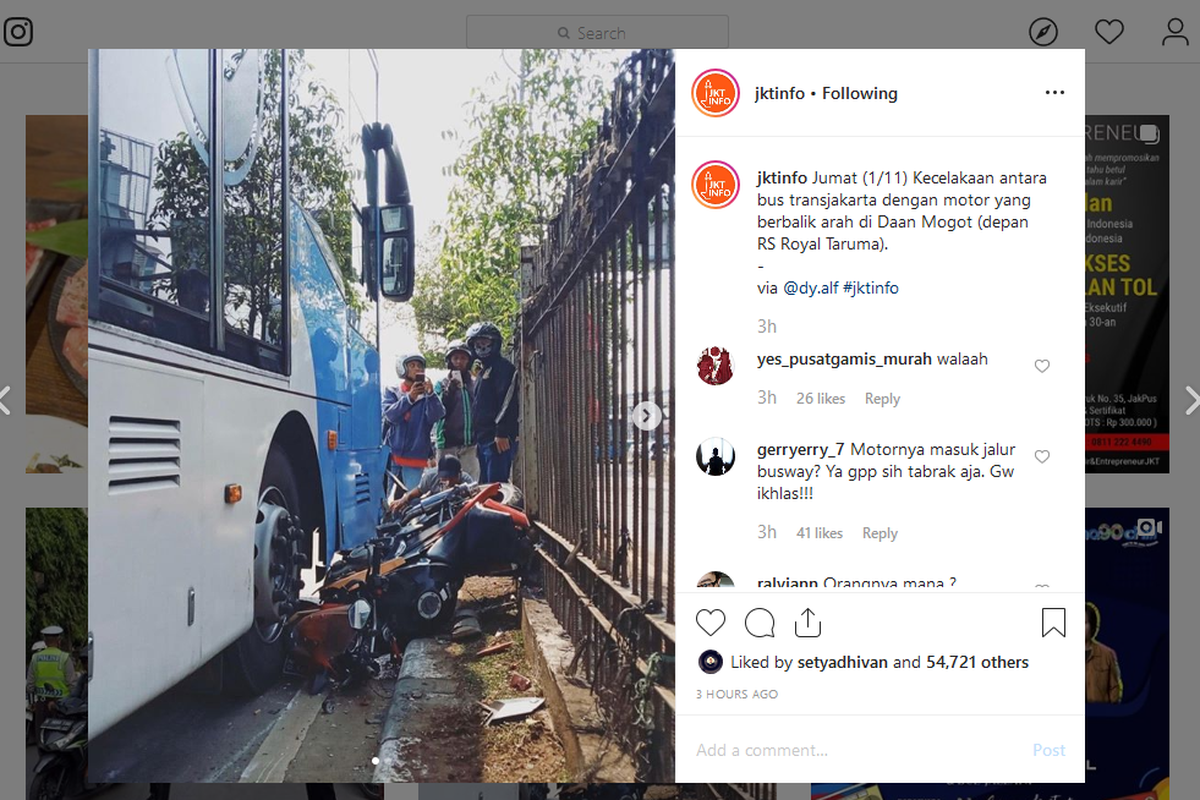 Bus transjakarta menabrak pengendara motor yang melawan arus dan terobos busway.