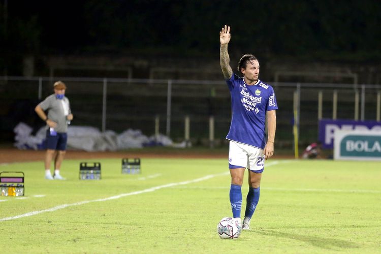 Pemain Persib Bandung Marc Klok bersiap melakukan tendangan saat pertandingan melawan Persita Tangerang pada pekan 18 Liga 1 2021-2022 yang berakhir dengan skor 1-0 di Stadion I Gusti Ngurah Rai Denpasar, Bali, Jumat (7/1/2021) malam.