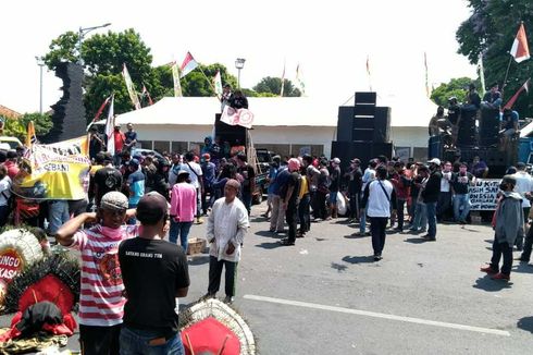 5 Bulan Tak Bekerja, Ratusan Pedangdut di Kudus Demo Sambil Berjoget