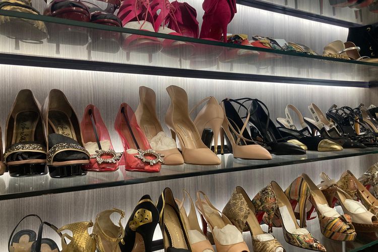 Koleksi barang preloved branded di Buds & Buttons, Jakarta Selatan, Kamis (25/9/2025).