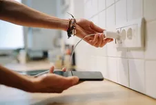 Kelihatan Sepele, Charger yang Ditinggal Menancap Bikin Listrik Boros