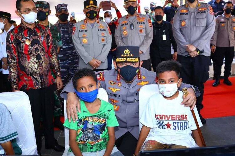 Kapolri Jenderal Polisi Listyo Sigit Prabowo meninjau pelaksanaan vaksin anak usia 6-11 tahun di Tribun Lapangan Merdeka Ambon, Jumat (14/1/2022)