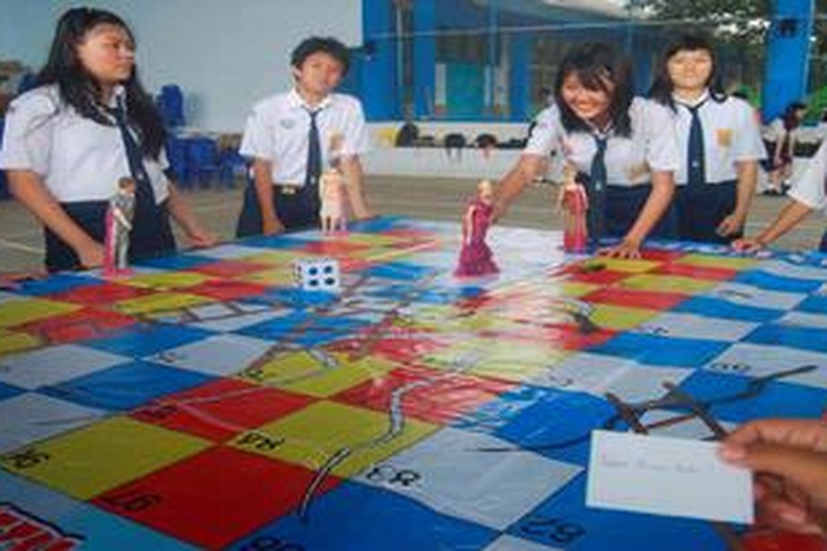 Siswa Kelas IX SMP Kanisius bermain ular tangga Ujian Nasional di Aula SMP Kanisius, Kabupaten Kudus, Jawa Tengah, Rabu (27/3/2013). Permainan ular tangga yang dikombinasikan dengan soal-soal Matematika, IPA, Bahasa Indonesia, dan Bahasa Inggris, merupakan sarana belajar sembari bermain dalam rangka mempersiapkan Ujian Nasional pada 22-25 April 2013.

