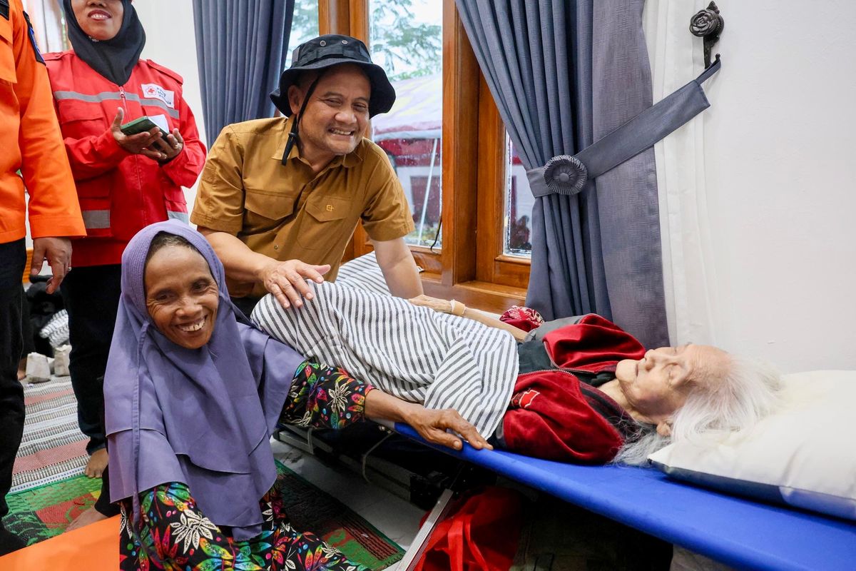 Gubernur Jawa Tengah (Jateng) Ahmad Luthfi mengunjungi masyarakat terdampak tanah bergerak di Posko Terpadu Kesehatan, Desa Padasari, Kabupaten Tegal, Rabu (4/2/2026).
