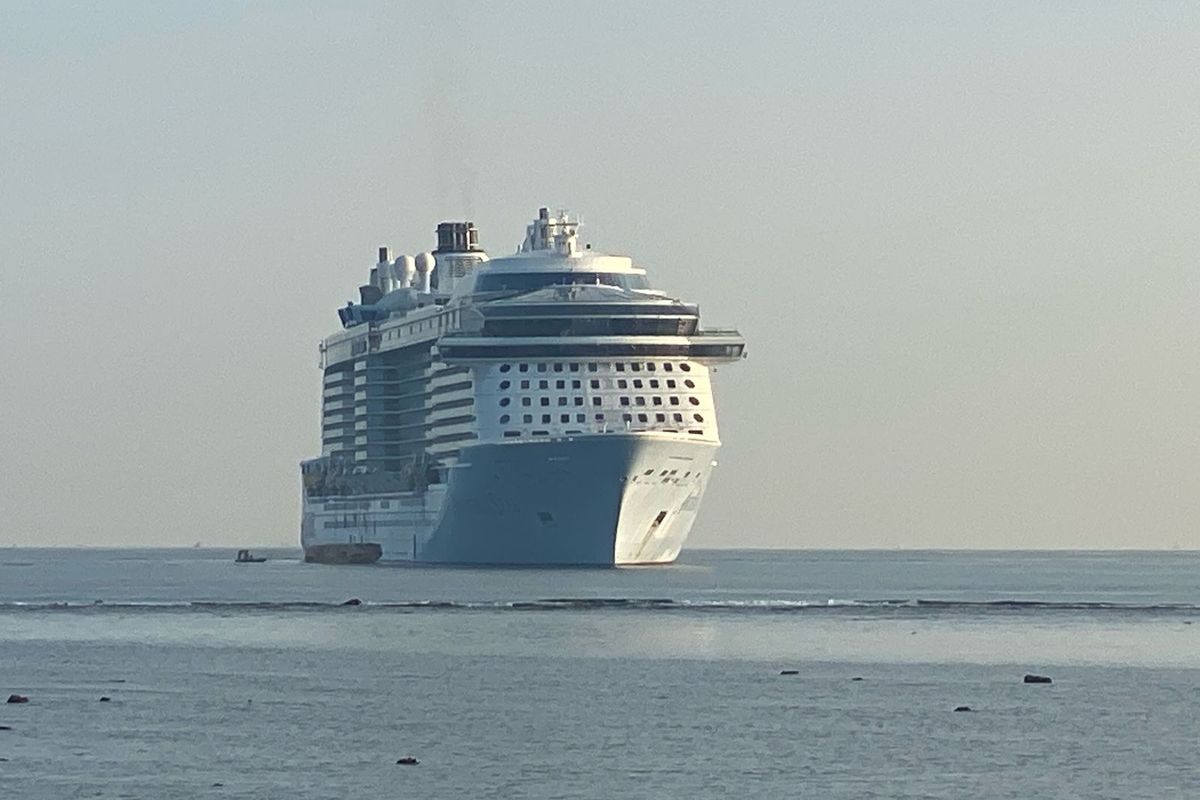 Kapal pesiar MV Anthem of The Seas berbendera Royal Caribbean yang membawa ribuan wisatawan mancanegara (wisman) berlabuh, Kamis (27/2/2025) di Kecamatan Gerokgak, Kabupaten Buleleng, Provinsi Bali.