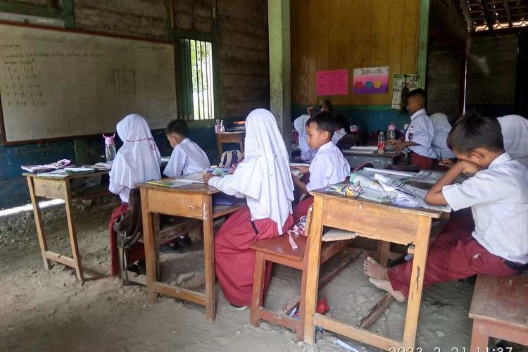 Melihat siswa SD bersekolah di rumah warga, di Desa Sambongrejo, Kecamatan Sambong, Kabupaten Blora, Jawa Tengah, Selasa (21/2/2023)