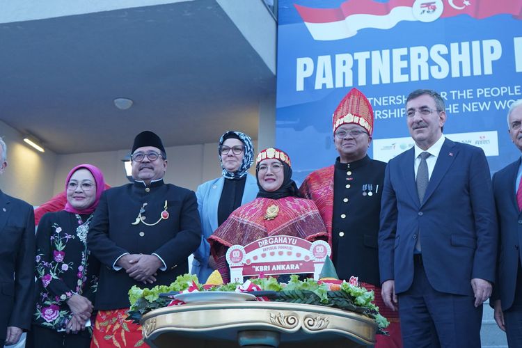Wagub DKI Jakarta Rano Karno dan jajarannya bersama Wapres Turki Cevdet Yilmaz dengan jajarannya berfoto bersama usai acara resepsi perayaan 75 tahun hubungan diplomatik RI-Turki di Wisma Duta milik Kedutaan Besar RI di Ankara, Kamis (21/8/2025).