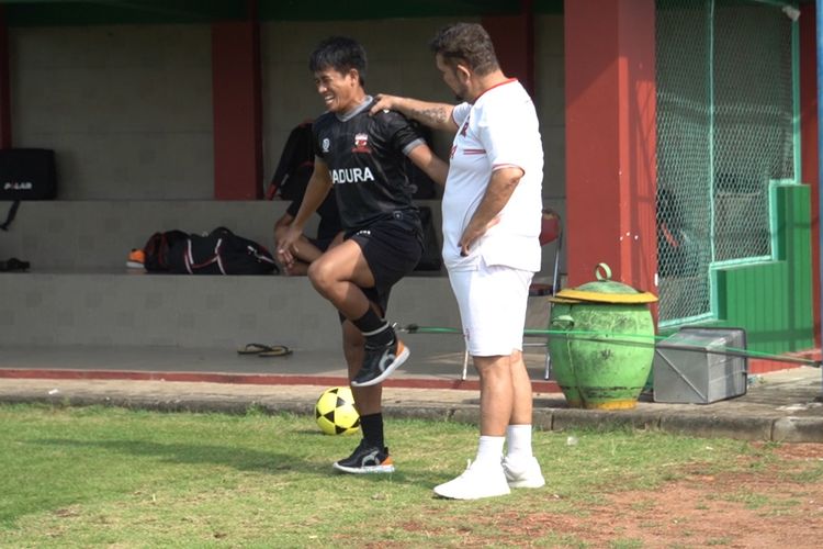 Pemain Madura United Bayu Gatra sedang terapi ditemani terapis dari Brasil Marcello.