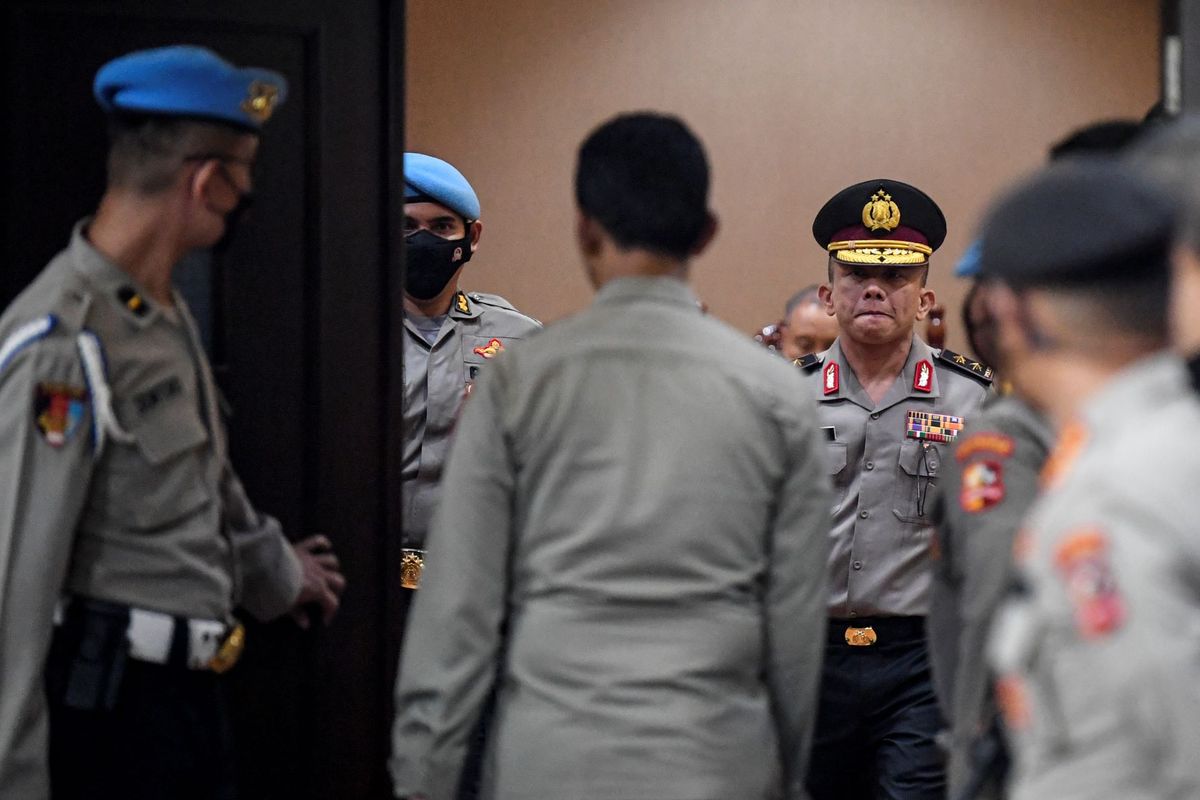 Mantan Kadiv Propam Polri Irjen Ferdy Sambo (kanan) bersiap keluar ruangan usai mengikuti sidang Komisi Kode Etik Polri (KKEP) di Gedung Transnational Crime Center (TNCC) Divisi Propam Mabes Polri, Jakarta, Jumat (26/8/2022) dini hari. Pimpinan sidang KKEP yakni Kepala Badan Intelijen Keamanan (Kabaintelkam) Polri Komjen Pol Ahmad Dofiri memutuskan bahwa Ferdy Sambo disanksi Pemberhentian Tidak Dengan Hormat (PTDH) sebagai anggota Polri selain itu juga dijatuhkan sanksi etik dengan dinyatakan sebagai perbuatan tercela dan sanksi administratif berupa penempatan khusus selama 40 hari atas kasus pembunuhan Nofriansyah Yosua Hutabarat atau Brigadir J. ANTARA FOTO/M Risyal Hidayat/foc.