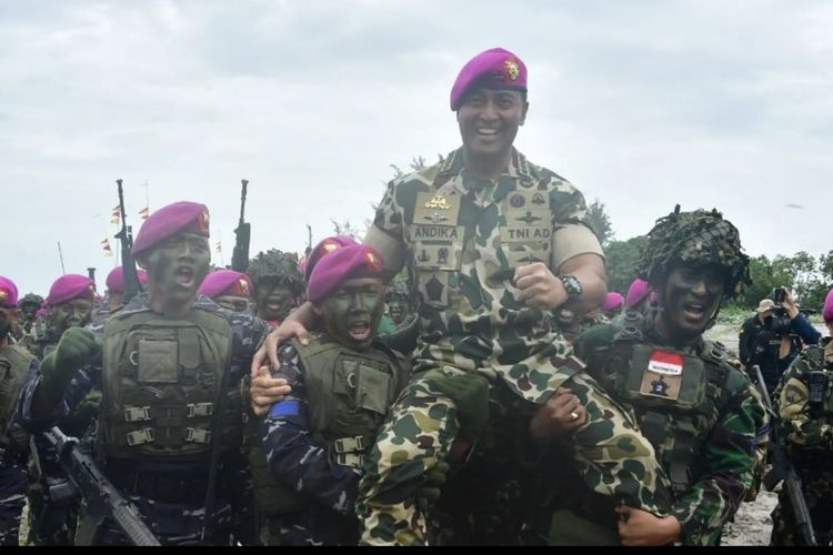 Panglima TNI Jenderal Andika Perkasa diangkat menjadi warga kehormatan Korps Marinir TNI Angkatan Laut. Prosesi penyematan baret ungu oleh Kepala Staf Angkatan Laut (KSAL) Laksamana Yudo Margono di Pantai Todak, Singkep, Kepulauan Riau. Kamis (4/8/2022).