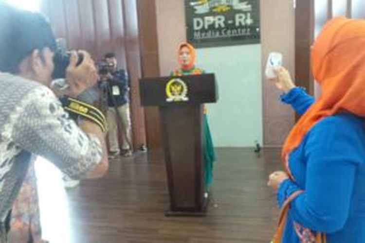 Evi, istri dari politisi Golkar Salim Fahri yang menjadi caleg terpilih dari daerah pemilihan Aceh Tenggara memanfaatkan foto di podium Ketua DPR