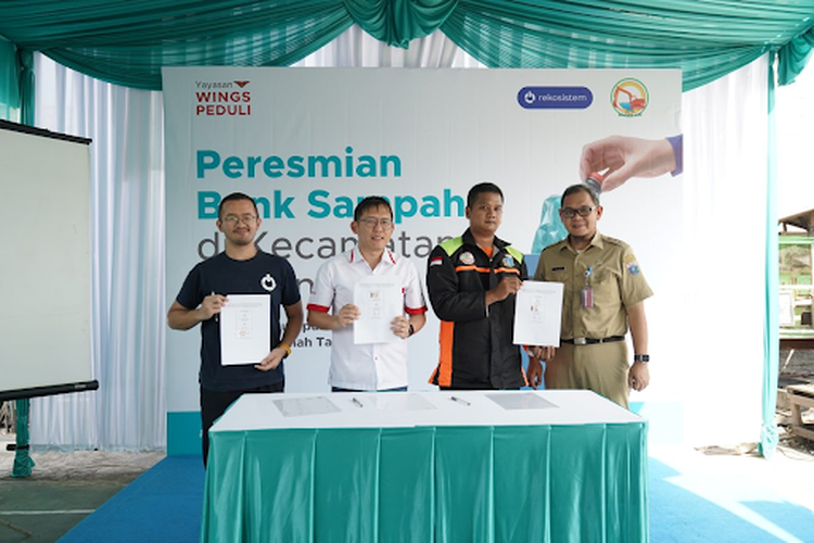 Kolaborasi Yayasan WINGS Peduli, Dinas Lingkungan Hidup Jakarta, dan LSM meresmikan lima unit bank sampah di Kecamatan Cakung, Jakarta Timur.