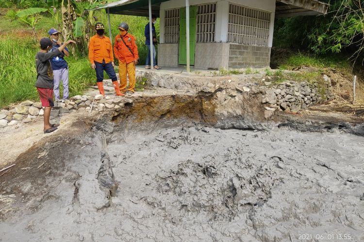 Kepala BPBD Alex Suheriyawan bersama Kepala Dusun, Yayan Ahmad Sidiq, meninjau lokasi semburan lumpur di Blok Desa, Desa Cipanas, Kecamatan Dukupuntang, Kabupaten Cirebon, Jawa Barat, Selasa (1/6/2021).