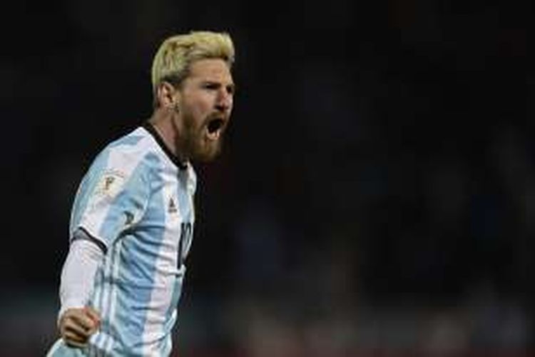 Lionel Messi melakukan selebrasi seusai mencetak gol ke gawang Uruguay, dalam laga kualifikasi Piala Dunia 2018 di Estadio Malvinas Argentinas, Kamis (1/9/2016) atau Jumat pagi WIB.