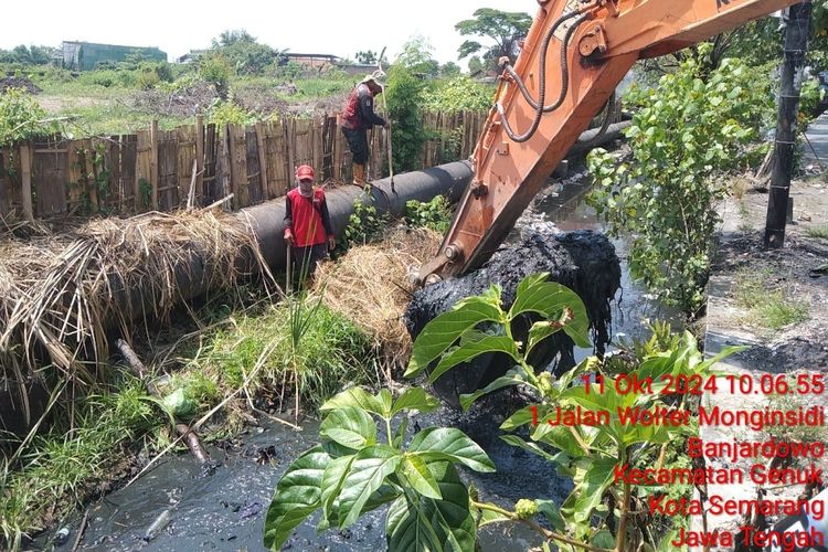 Salah satu upaya Pemkot Semarang dalam mengurangi banjir, yaitu pengerukan tanah di drainase.