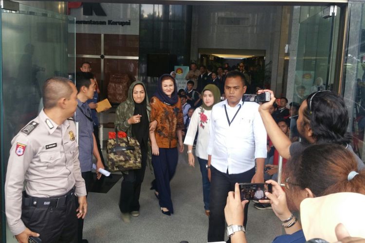 Istri mantan Ketua DPR Setya Novanto, Deisti Astriani Tagor (batik cokelat) selesai diperiksa KPK, Selasa (27/3/2018)
