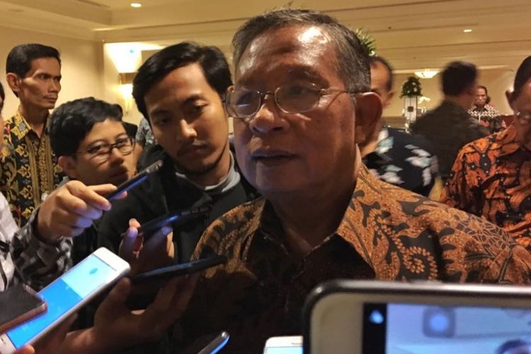 Menteri Koordinator Bidang Perekonomian Darmin Nasution usai melaksanakan sosialisasi pelaksanaan online single submission (OSS) di Hotel Borobudur, Jakarta Pusat, Jumat (29/6/2018).