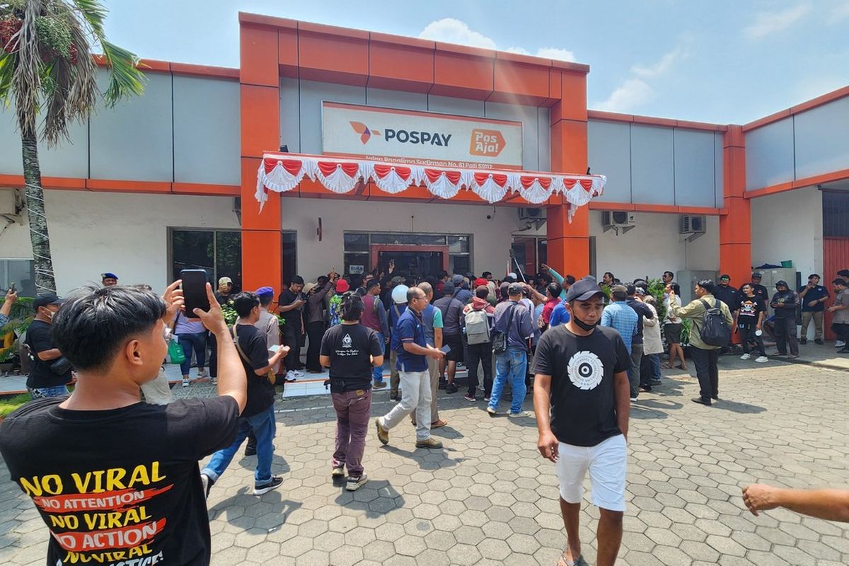 Massa Aliansi Masyarakat Pati Bersatu saat mengirimkan surat ke KPK di Kantor Pos Pati, Senin (25/8/2025).