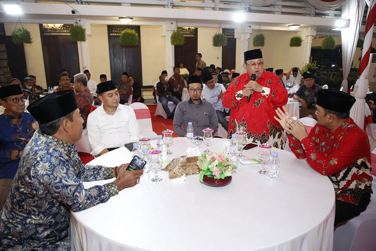 Wali Kota Surabaya Eri Cahyadi menggelar pertemuan dengan para tokoh masyarakat Madura di rumah dinasnya, Senin (22/5/2023) malam.