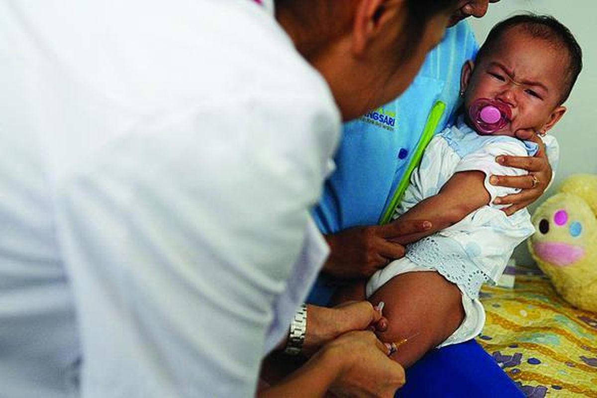 Bocah disuntik vaksin difteri di Rumah Sakit Ibu Anak Kendangsari, Surabaya, Senin (12/11). Sekitar 5 juta anak di 19 kabupaten dan kota di Jawa Timur dijadwalkan imunisasi difteri serentak pada 12-24 November 2012. Jawa Timur menyumbang 83 persen kasus difteri nasional. Surveilans hingga Mei 2012, kasus difteri terjadi pada 439 orang, 19 orang di antaranya meninggal.