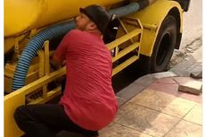 Tak Ada Habisnya, Sopir Truk Tinja Nakal Masih Nekat Buang Limbah Sembarangan ke Selokan Jalan Ibu Kota