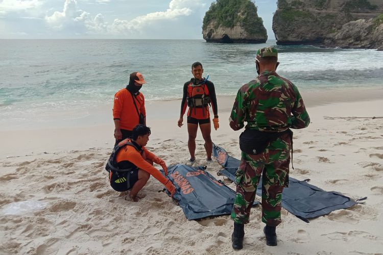 Tim SAR mengevakuasi jenazah wisatawan mancanegara asal Malaysia bernama Nileash yang tewas terseret arus di Pantai Diamond Beach Nusa Penida, Kabupaten Klungkung, Provinsi Bali, Rabu (28/12/2022).