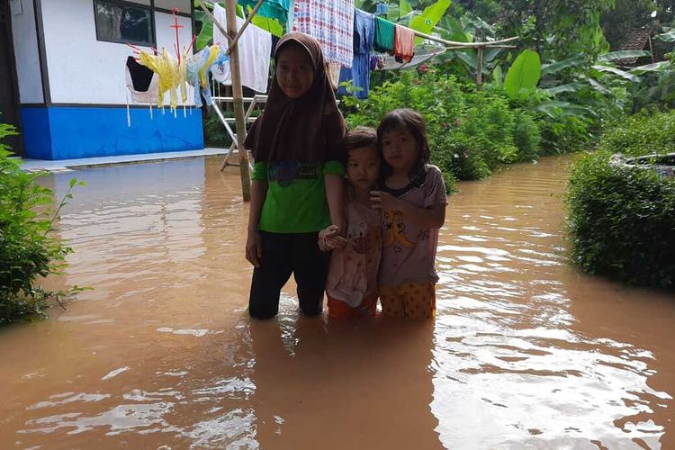Warga di dua kampung Kecamatan Sukaresik Kabupaten Tasikmalaya tergenang banjir akibat hujan deras mengguyur daerah tersebut hampir tiap harinya, Senin (17/2/2020).