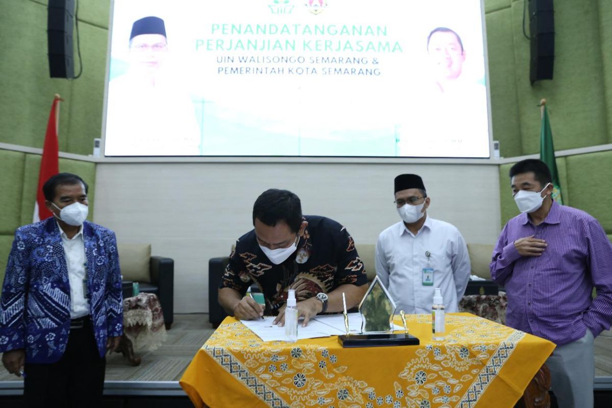 Wali Kota Semarang Hendrar Prihadi saat melakukan penandatanganan Memorandum of Understanding (MoU) dengan Universitas Islam Negeri (UIN) Walisongo, Universitas Muhammadiyah Semarang (Unimus) dan Yayasan Mentari Harapan Bangsa di UIN Walisongo, Semarang, Selasa (22/6/2021).
