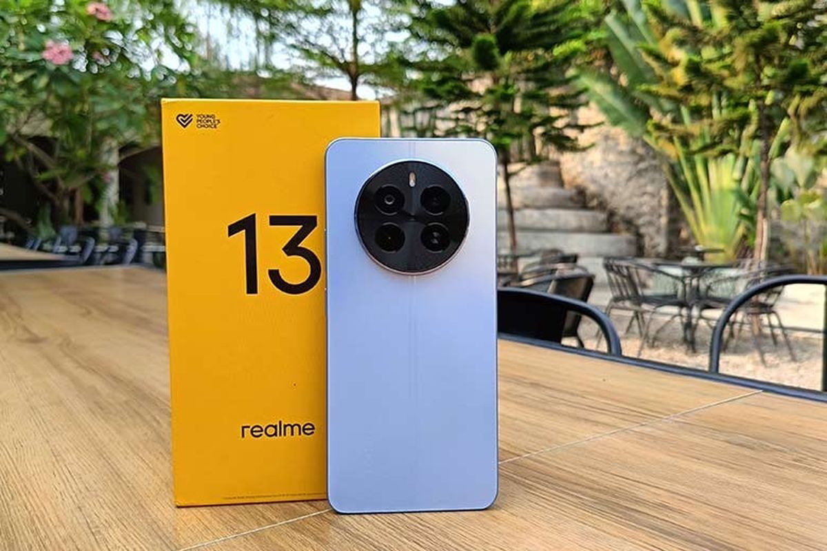 Unit realme 13 warna Skyline Blue