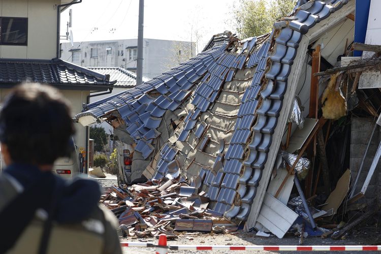 Rumah yang hancur akibat gempa Jepang bermagnitudo 7,3 di Kunimi, prefektur Fukushima, Kamis (17/3/2022) pagi. Gempa kuat mengguncang pesisir pantai Fukushima di Jepang utara pada Rabu (16/3/2022) malam, membuat bangunan hancur, memutus aliran listrik, dan menewaskan dua orang. Peringatan tsunami dicabut pada Kamis pagi.